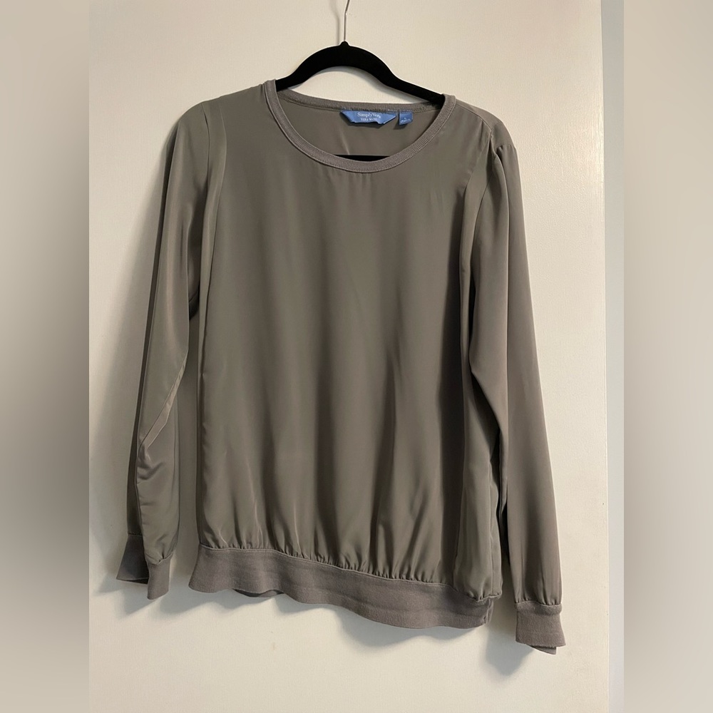 Simple Vera gray sporty yet classic shirt